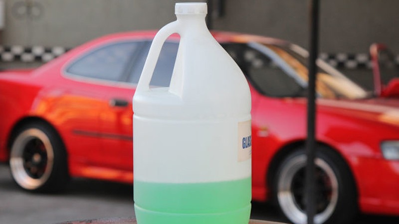 Cách tẩy rửa nhựa cây trên xe ô tô bằng nước tẩy rửa chuyên dụng