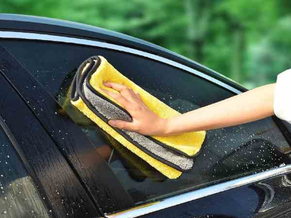  Sử dụng xà phòng và nước nóng để Tẩy nhựa cây trên xe ô tô