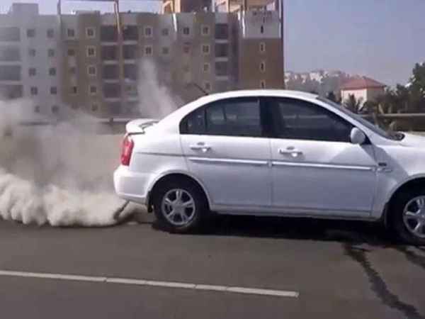 Xe ô tô ra khói trắng: Nguyên nhân và cách khắc phục