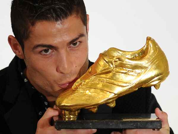 Ronaldo có bao nhiêu chiếc giày vàng?