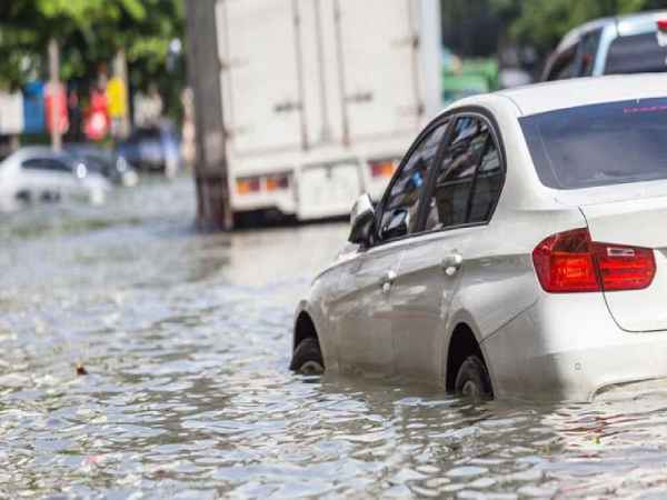 Xe ô tô bị ngập nước nên làm gì? Cách xử lý?