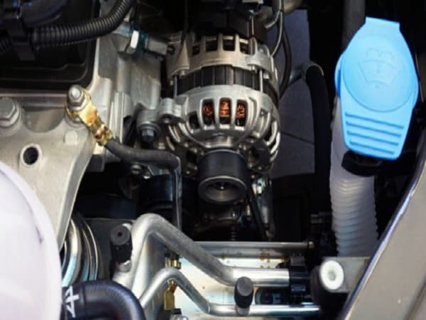 Máy phát điện ô tô cần thay thế khi hư hỏng vật lý