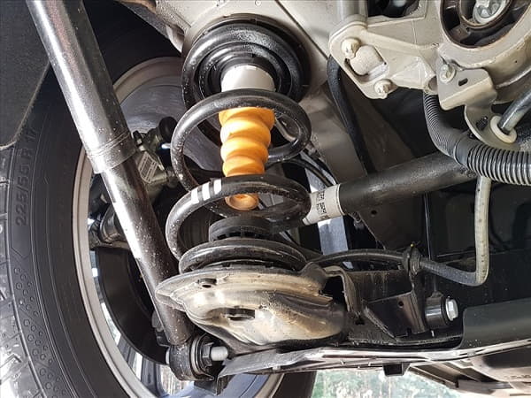 Thay thế bộ phận giảm xóc là cách khắc phục ô tô bị rung khi lái