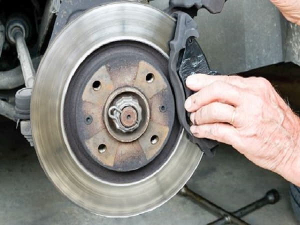 Mùi khét khi phanh gấp hoặc di chuyển đường dốc