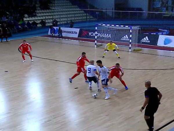 Cách thực hiện kỹ thuật Block người trong futsal