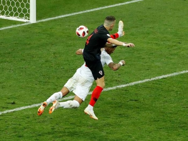 Mức phạt và hậu quả từ lỗi cài chân trong bóng đá