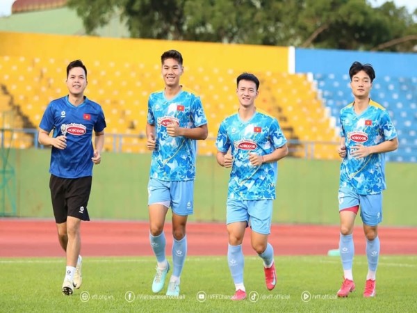 Lực lượng chưa trọn vẹn HLV Kim Sang-sik đối mặt thử thách đầu tiên